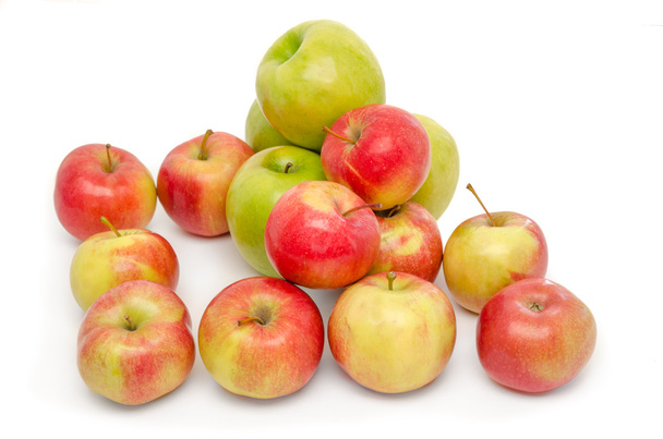 rode en groene appels geïsoleerd op wit - Foto, afbeelding