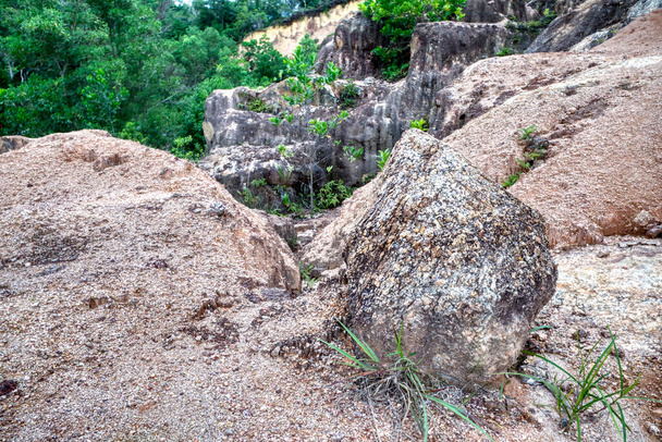 escena de erosión alrededor del área del paisaje de la cantera. - Foto, Imagen