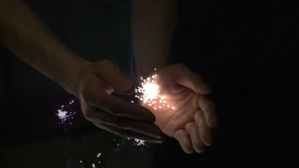 Wunderkerze kommt aus den Händen - Filmmaterial, Video