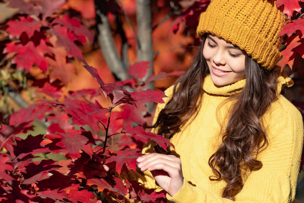 Child girl in autumn fall park outdoor, kids fun face. smiling teen girl in hat at autumn leaves on natural background. - Photo, Image