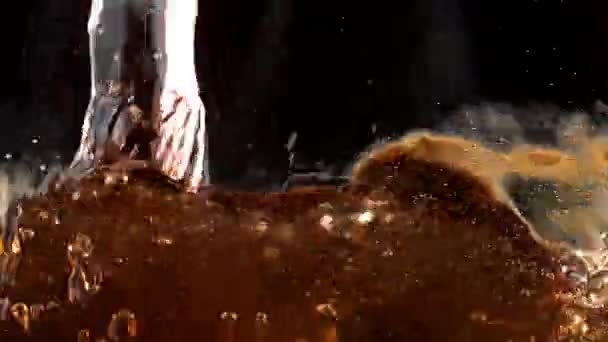 Erfrischungsgetränk ins Glas gießen - Filmmaterial, Video
