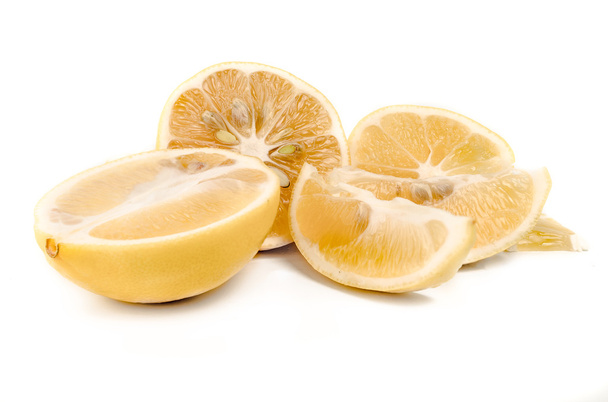 Moitiés et tranches de citron fraîchement coupées sur fond blanc
 - Photo, image