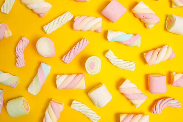 Barevné marshmallow. žluté pozadí nebo textura barevné bílé a růžové marshmallows. - Fotografie, Obrázek