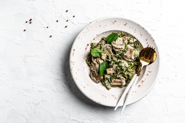 Mushroom and Spinach Pasta in a Bowl, Vegan Food on light background. Vegan or gluten free diet. banner, menu recipe place for text, top view. - Foto, afbeelding