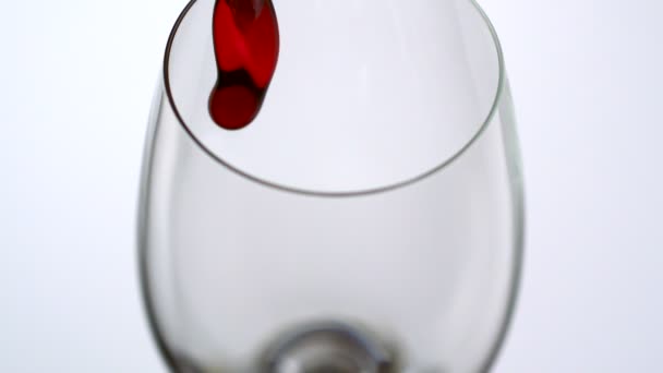 czerwone wino wlewane do szklanki - Materiał filmowy, wideo