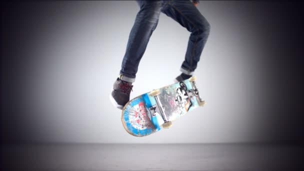 Skater rollt in Kickflip-Trick - Filmmaterial, Video