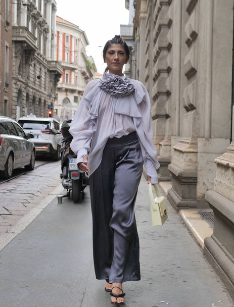 Moda mulher rua estilo roupa antes Calcaterra desfile de moda durante Milan moda semana coleções mulher 2023 - Foto, Imagem