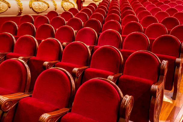 Sedili in velluto rosso in un teatro a Villena, Spagna. - Foto, immagini