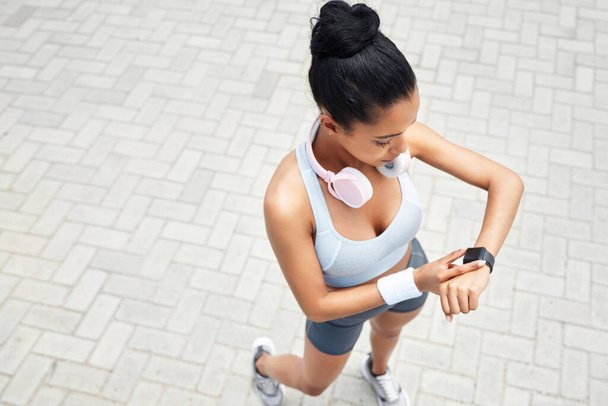 Gyakorlat, futó és fekete nő digitális okosóra nyomon követni lépések, kalória számláló vagy pulzusszám. Sport egészség, futás monitor és fitness alkalmazás ellenőrzésére wellness, edzés és edzés támogatás. - Fotó, kép