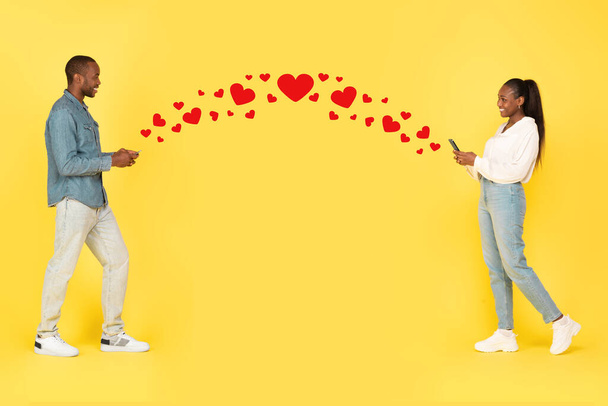 Афроамериканская пара во время свидания на желтом студийном фоне. Полная длина снимка, коллаж - Фото, изображение