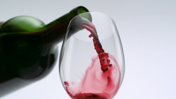 nalewanie czerwonego wina do szklanki - Materiał filmowy, wideo