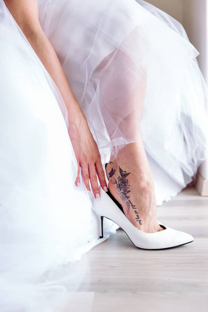 nohy nevěsty a ženicha, svatební boty (soft focus). Cross zpracování obrazu pro vintage vzhled - Fotografie, Obrázek