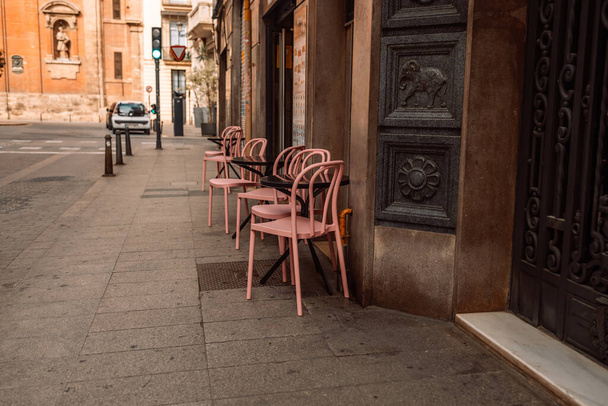 Café junto al mar, terraza de verano, mesa vacía en Valencia España  - Foto, imagen