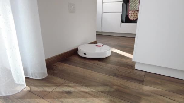 Aspirapolvere pulizia robot a casa. Aspirapolvere robot nel moderno soggiorno. Tecnologia di pulizia intelligente - Filmati, video