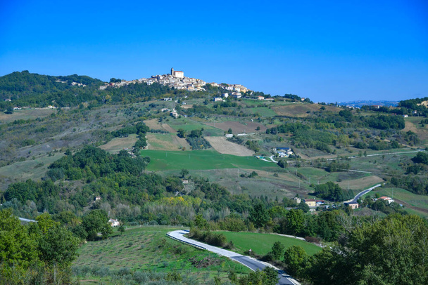Άποψη της κοιλάδας από το χωριό Ορατίνο, ιταλική πόλη στο Μολίζε. - Φωτογραφία, εικόνα