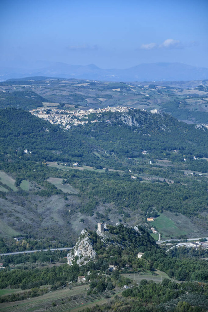 Pohled na údolí z vesnice Oratino, italské město v Molise. - Fotografie, Obrázek