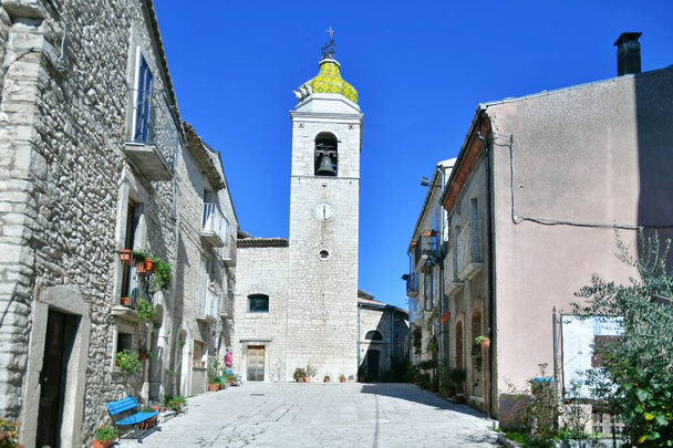 Узкая улица между старыми каменными домами Оратино, средневековой деревни в регионе Молизе в Италии. - Фото, изображение