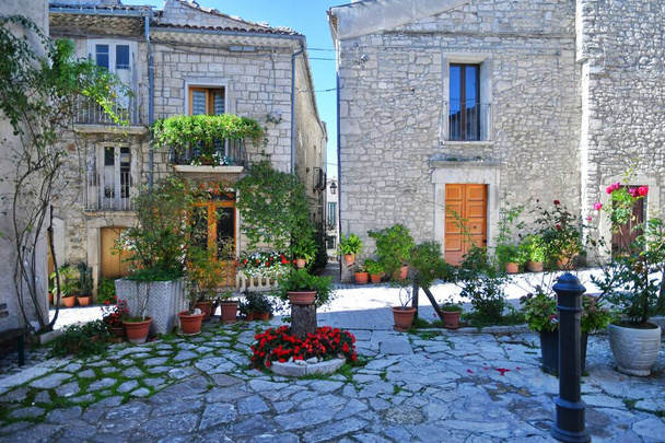 Ein kleiner Platz in Oratino, einem Dorf in Molise, Italien. - Foto, Bild