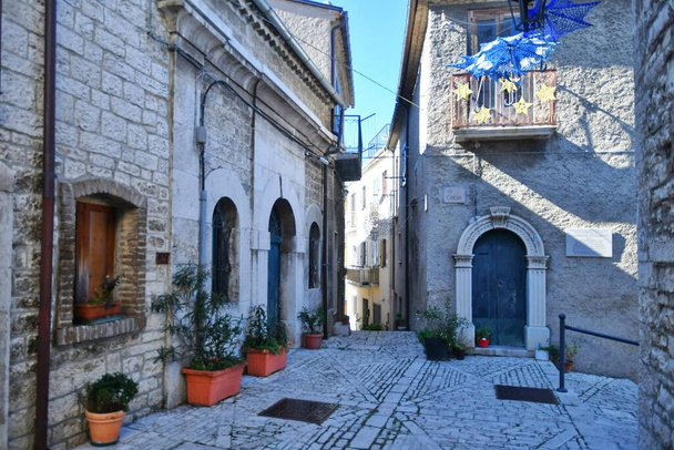 Úzká ulička mezi starými kamennými domy Oratina, středověké vesnice v oblasti Molise v Itálii. - Fotografie, Obrázek