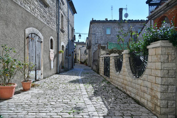İtalya 'nın Molise bölgesinde bir ortaçağ köyü olan Oratino' nun eski taş evleri arasında dar bir sokak.. - Fotoğraf, Görsel