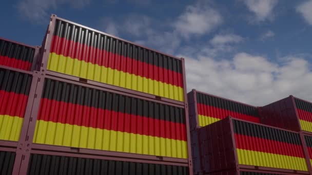 Saksan lipun alla purjehtivat kontit sijaitsevat konttiterminaalissa. Saksan käsite tuonti ja vienti. - Materiaali, video