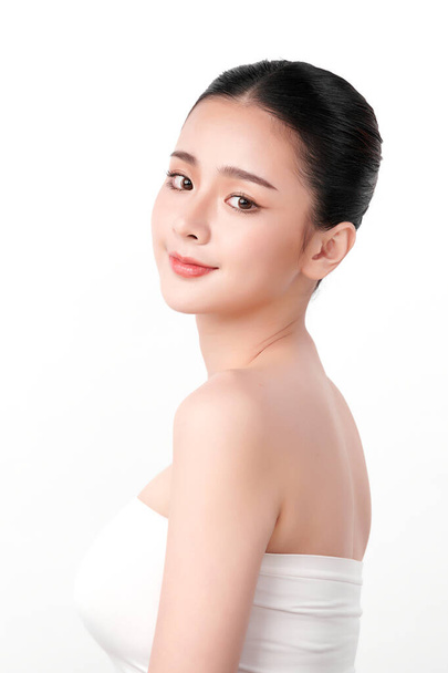 白い背景にきれいな新鮮な肌を持つ美しい若いアジアの女性,顔のケア,顔の治療,美容とスパ,アジアの女性の肖像画. - 写真・画像