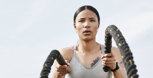 Postav si silnou mysl a tělo tě bude následovat. atletická mladá žena dělá těžké lano trénink venku - Fotografie, Obrázek