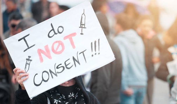 Es un no de nosotros. Ciudad del Cabo, Sudáfrica - 2 de octubre de 2021 Manifestantes irreconocibles sosteniendo pancartas y protestando contra la vacuna Covid 19 - Foto, imagen