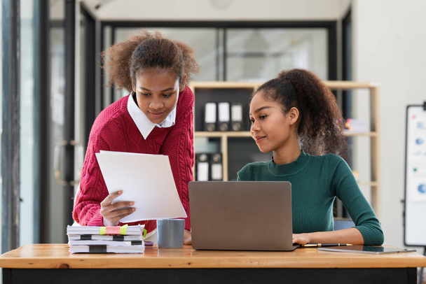 Дві чорні дівчини використовували ноутбук для вивчення екзаменів, бесіда в коледжі. - Фото, зображення