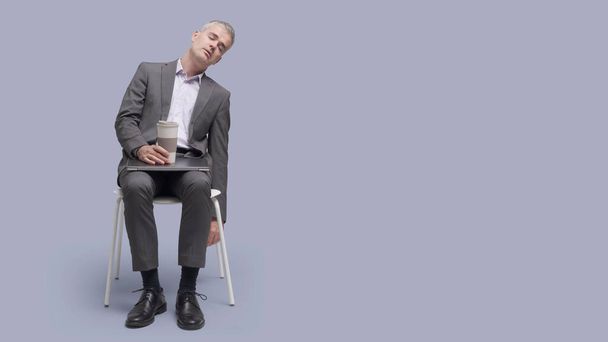 Laiska väsynyt liikemies istuu tuolilla ja nukahtaa - Valokuva, kuva