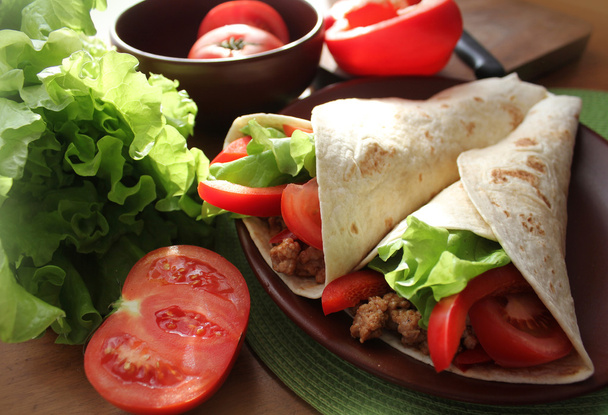 enveloppements de tortilla avec viande et légumes
 - Photo, image