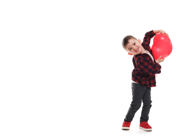 Αξιολάτρευτο αγόρι με καρδιά μπαλονιού. - Φωτογραφία, εικόνα