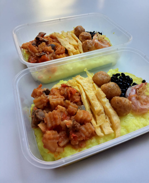 Moderno packaging di Bubur Suro, è un tradizionale porridge giallo giavanese che ha cucinato durante l'evento islamico di Capodanno.. - Foto, immagini