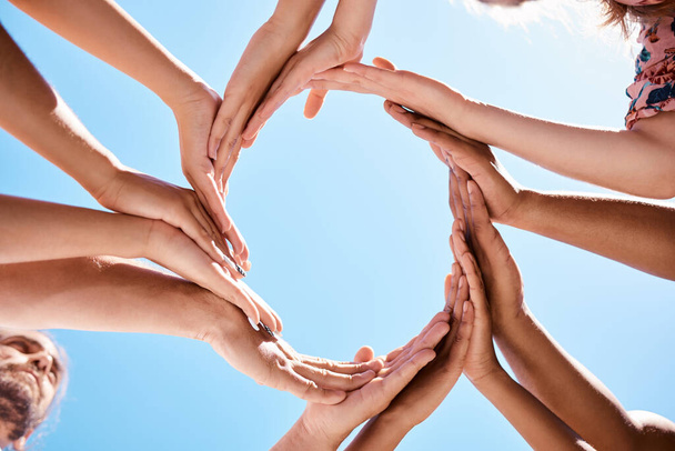 Handen, cirkel en gemeenschap ondersteunen hand teken van mensen en vrienden buiten met een blauwe lucht. Gelukkig, vertrouwen en hoop van vrouwen en mannen samen met diversiteit om liefde, zorg en geluk te tonen. - Foto, afbeelding