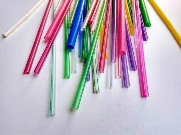 Renkli plastik pipetler, beyaz arkaplanda izole edilmiş - Fotoğraf, Görsel