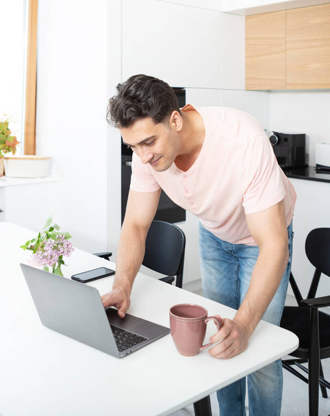 Молодий бізнесмен працює на ноутбуці вдома. Концепція дистанційної роботи
 - Фото, зображення