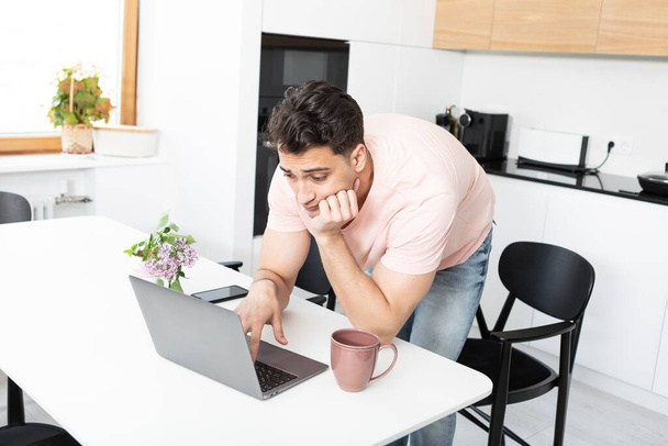 Mladý podnikatel pracuje doma na laptopu. Koncept vzdálené práce - Fotografie, Obrázek