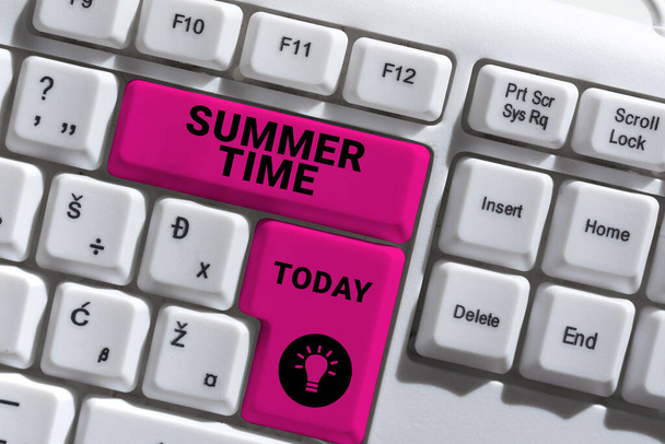 Надпись "Летнее время", концепция, означающая самый жаркий сезон в году, характеризующийся короткими ночами. - Фото, изображение