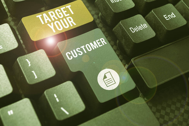 Handgeschriebenes Schild Target Your Customer, Internet-Konzept zieht Publikum, Konsumenten und Interessenten an und wächst - Foto, Bild