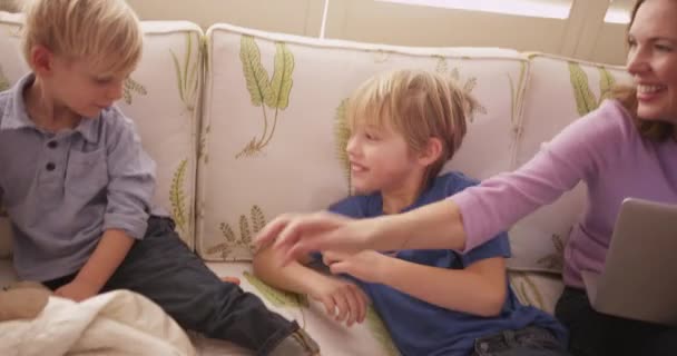 Madre e hijo juegan cosquillas con su hermanito - Imágenes, Vídeo