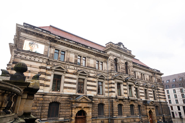 Dresde, Allemagne - DEC 19, 2021 : L'Académie des Beaux-Arts, Kunsthalle ou Lipsiusbau, est une université et un bâtiment d'exposition à Dresde, le siège de l'Université des Beaux-Arts. - Photo, image