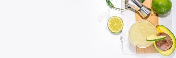 Класичний освіжаючий алкоголік солодкий і кислий коктейль, горілчаний авокадо і лайм маргарита випили з солі, Цинко де Майо або месіканський рецепт ідей партії - Фото, зображення