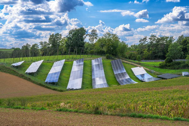 Creación de energía innovadora en un parque solar. - Foto, imagen