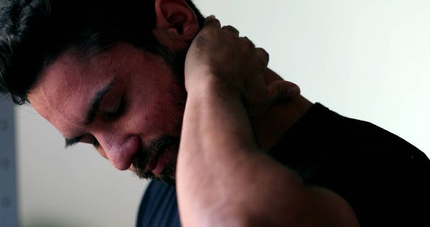 Hombre ansioso tocando cara y cuello en frustración - Foto, Imagen