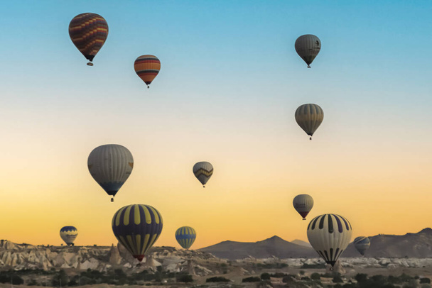 hot air balloon flying over the cappadocia, turkey - Fotoğraf, Görsel
