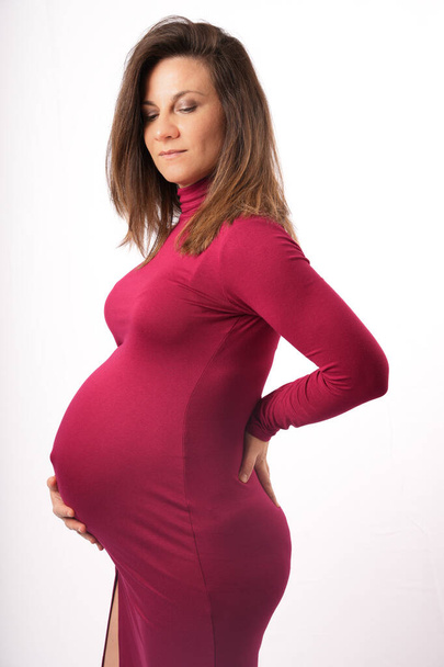 30er-40er Jahre reife schwangere Erwachsene berühren Bauch - Foto, Bild
