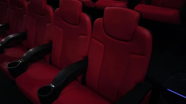 Cinema en entertainment, lege rode bioscoop stoelen voor tv-show streaming service en film industrie productie. Hoge kwaliteit 4k beeldmateriaal - Video
