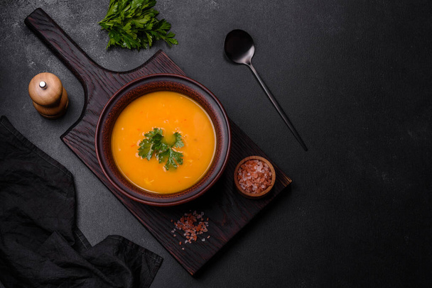 Deliciosa calabaza caliente y puré de sopa de zanahoria con especias y hierbas. Cocina vegetariana - Foto, Imagen