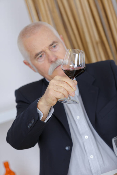 man with a glass of wine - Zdjęcie, obraz