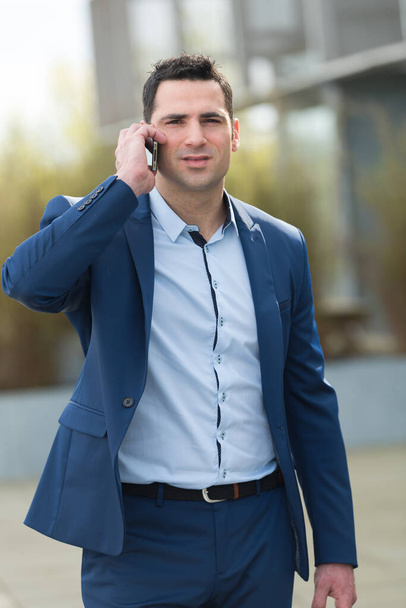 businessman on the phone outdoors - Fotoğraf, Görsel